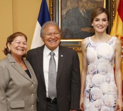 Doña Letizia, con el Presidente de El Salvador y la Primera Dama.