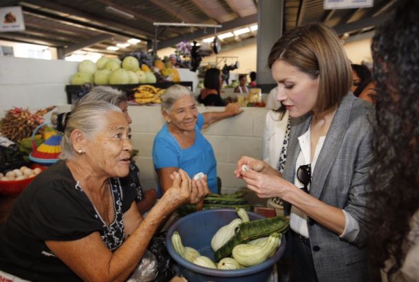 Su Majestad la Reina se interesa por los productos tipicos durante su visita al mercado municipal de Suchitoto 
