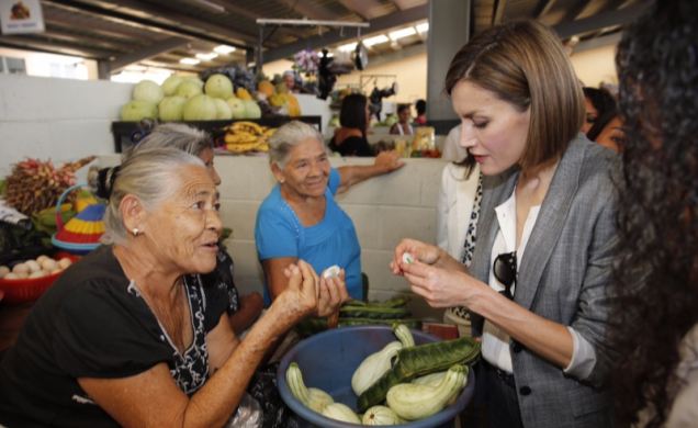 Su Majestad la Reina se interesa por los productos tipicos durante su visita al mercado municipal de Suchitoto 