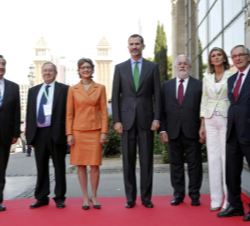 Su Majestad el Rey acompañado por las autoridades asistentes en la apertura de la conferencia