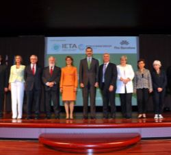 Su Majestad el Rey en el escenario del auditorio de la Fira de Barcelona con los intervinientes en la conferencia