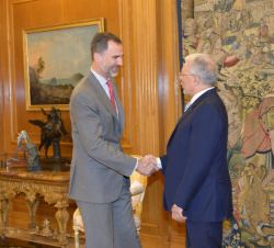 Su Majestad el Rey saluda al al Sr. Taïeb Baccouche, Ministro de Asuntos Exteriores de la República Tunecina