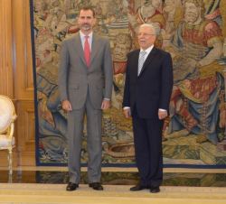 Su Majestad el Rey con el Ministro de Asuntos Exteriores de la República Tunecina, Sr. Taïeb Baccouche