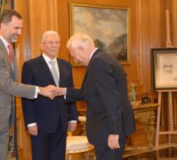 Su Majestad el Rey en presencia del Ministro de Asuntos Exteriores de Túnez recibe el saludo de su homologo español, José Manuel García-Margallo 
