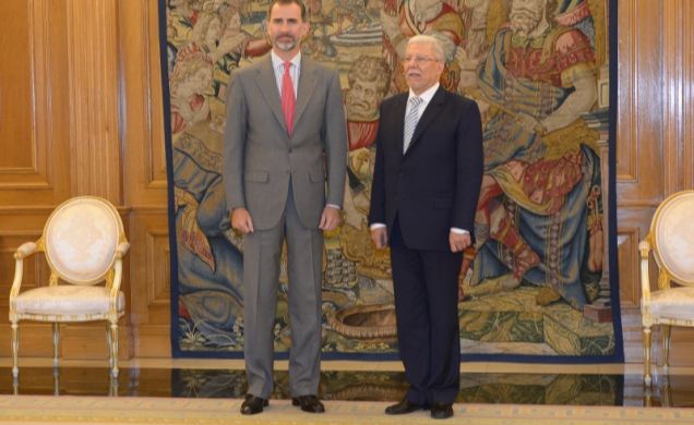 Su Majestad el Rey con el Ministro de Asuntos Exteriores de la República Tunecina, Sr. Taïeb Baccouche