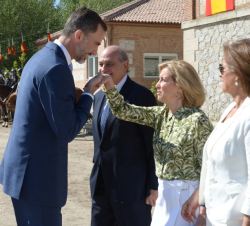 Don Felipe saluda a la delegada del Gobierno en la Comunidad de Madrid, Concepción Dancausa