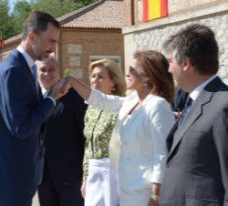 Don Felipe saluda a la alcadesa de Madrid, Ana Botella