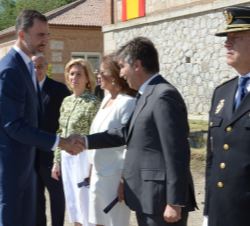 Su Majestad el Rey recibe el saludo del director general de la Policía, Ignacio Cosidó