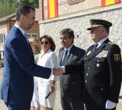 Don Felipe saluda al director adjunto operativo del Cuerpo Nacional de Policía, Eugenio Pino