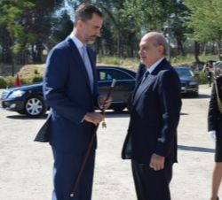 Su Majestad el Rey recibió, de manos del ministro del Interior, el bastón de mando del Cuerpo Nacional de la Policía