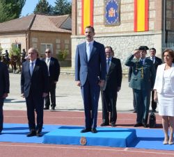 Su Majestad el Rey durante la interpretación del Himno Nacional