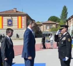 Don Felipe hizo entrega de los distintivos de permanencia a los antiguos jefes de la Unidad de Intervención Policial