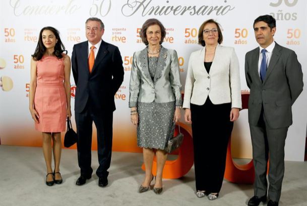 La Reina, con la secretaria de Estado de Comunicación, el presidente de la Corporación RTVE, la directora gerente de la Orquesta RTVE y el director de