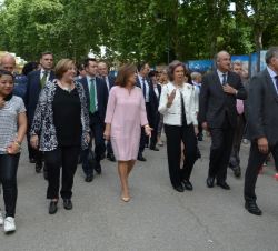Su Majestad la Reina Doña Sofía recorre la Feria del Libro de Madrid