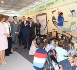 Su Majestad la Reina Doña Sofía en el Pabellón de Samsung, durante la inauguración de la Feria del Libro de Madrid