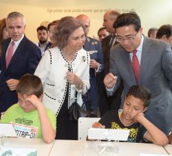Su Majestad la Reina Doña Sofía en el Pabellón de Samsung, durante la inauguración de la Feria del Libro de Madrid