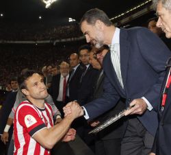 Don Felipe entrega el trofeo de finalistas a los capitanes del Athletic Club de Bilbao, Carlos Gurpegui y Gorka Iraizoz