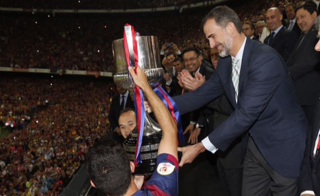 Su Majestad el Rey entrega la copa de campeón a los capitanes del FC Barcelona, Xavi Hernández y Andrés Iniesta