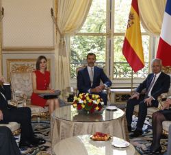 Don Felipe y Doña Letizia en el transcurso del encuentro que mantuvieron con el Presidente de la Asamblea Nacional francesa, acompañados por el minist