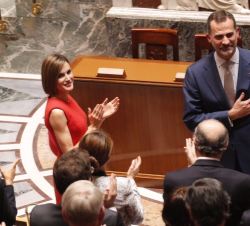 Don Felipe devuelve con gesto emocionado los aplausos recibidos por el conjunto de los diputados de la Asamblea Nacional francesa