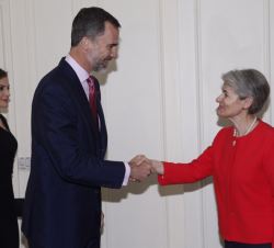 Su Majestad el Rey recibe el saludo de la directora general de la UNESCO, Irina Bokova