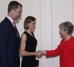 Doña Letizia saluda a la directora general de la UNESCO, Irina Bokova
