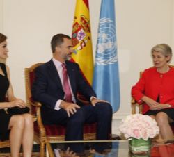 Sus Majestades los Reyes durante el encuentro que mantuvieron con Irina Bokova, directora general de la UNESCO