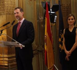 Su Majestad el Rey, acompañado de Doña Letizia, durante su intervención