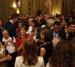 Sus Majestades los Reyes conversaron con todos los españoles asistentes a la recepción que tuvo lugar en la Residencia de la Embajada de España en la 