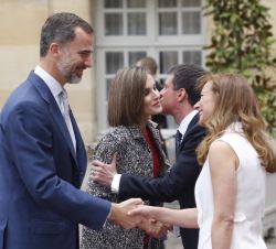 Sus Majestades los Reyes reciben el afectuoso saludo del Primer Ministro de la República Francesa y la Señora de Valls