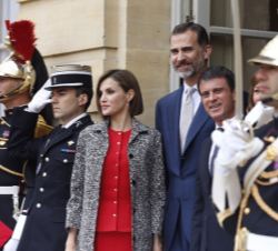 Don Felipe y Doña Letizia a la entrada del Palacio de Matignon, acompañados por el Primer Ministro Valls y Señora