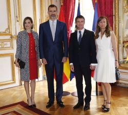 Sus Majestades los Reyes junto al Presidente de la República Francesa y la Señora de Valls en los instantes previos al almuerzo en su honor