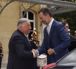 Su Majestad el Rey es recibido por el Presidente del Senado, Geràrd Larcher, a su llegada al Palacio Petit Luxembourg