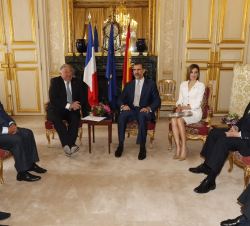 Don Felipe y Doña Letizia durante el encuentro que mantuvieron con el Presidente del Senado, Geràrd Larcher, en presencia de nuestro ministro de Asunt