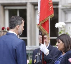Sus Majestades los Reyes junto a la alcaldesa de París, en presencia de un excombatiente