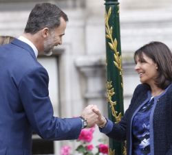 Su Majestad el Rey recibe el saludo de la alcaldesa de París, Anne Hidalgo