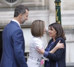 Su Majestad la Reina recibe el saludo de la alcaldesa de París, Anne Hidalgo