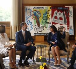 Sus Majestades los Reyes durante la reunión que mantuvieron con la alcaldesa de París, Anne Hidalgo