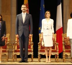 Sus Majestades los Reyes durante la interpretación del Himno Nacional
