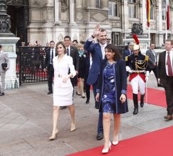 Sus Majestades los Reyes abandonan el Ayuntamiento de París