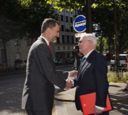 Don Felipe recibe el saludo del director de los Institutos Cervantes en el Mundo, Víctor García de la Concha