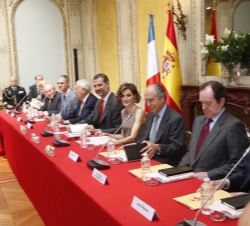 Don Felipe y Doña Letizia momentos antes del incio de la reunión en la sede del Instituto Cervantes en París
