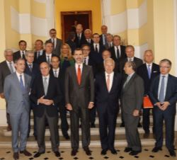 Su Majestades el Rey junto a los empresarios franceses y españoles que asistieron al desayuno de trabado en la Residencia de la Embajada Española 