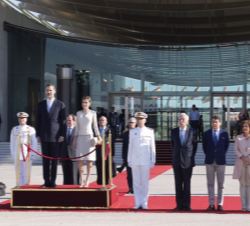 Sus Majestades los Reyes reciben honores en el Pabellón de Estado de la T-4 del Aeropuerto Adolfo Suárez Madrid-Barajas, antes de partir a Francia