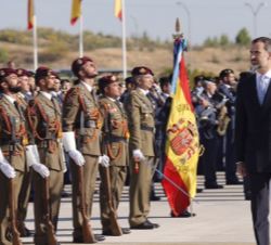 Su Majestad el Rey pasa revista a un piquete de honor en el Pabellón de Estado de la T-4 del Aeropuerto Adolfo Suárez Madrid-Barajas, antes de partir 