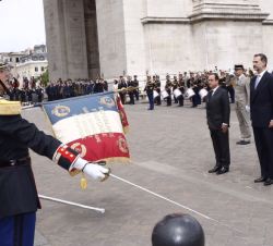 Sus Majestades los Reyes junto al Presidente de la República Francesa, François Hollande, durante el recibiento oficial en el Arco del Triunfo