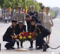 Su Majestad el Rey y el Presidente, François Hollande,  hacen una ofrenda floral en la tumba del soldado desconocido, durante el recibiento oficial en