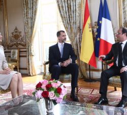 Sus Majestades los Reyes durante la reunión con el Presidente de la República Francesa, François Hollande