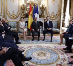 Sus Majestades los Reyes durante la reunión con el Presidente de la República Francesa, François Hollande y las delegaciones de los dos países