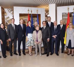Sus Majestades los Reyes con el Presidente Hollande y personalidades españolas y francesas del mundo de la cultura